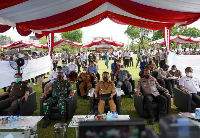 Gubernur Kalteng H. Sugianto Sabran saat menghadiri secara langsung pelaksanaan vaksinasi massal serentak di Lapangan Barigas Polda Kalteng