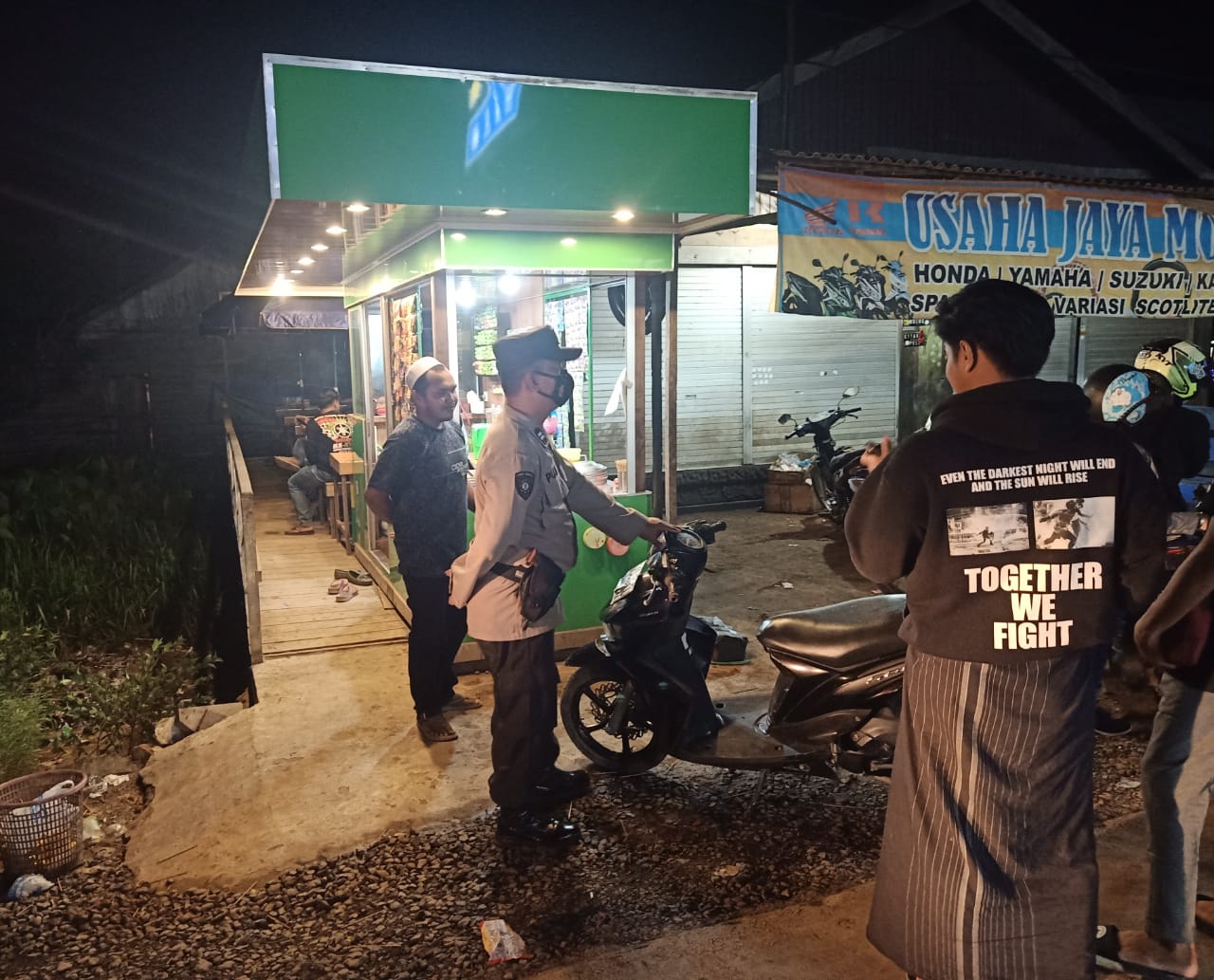 Anggota Polsek Kapuas Murung saat melaksanakan patroli malam