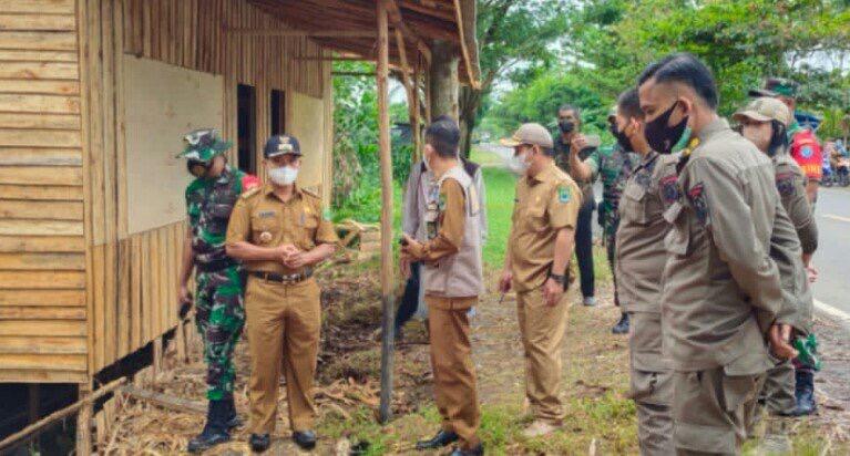 Camat selat bersama pihak Polpp, polisi dan TNI saat melakukan pengecekan bangunan tanpa ijin