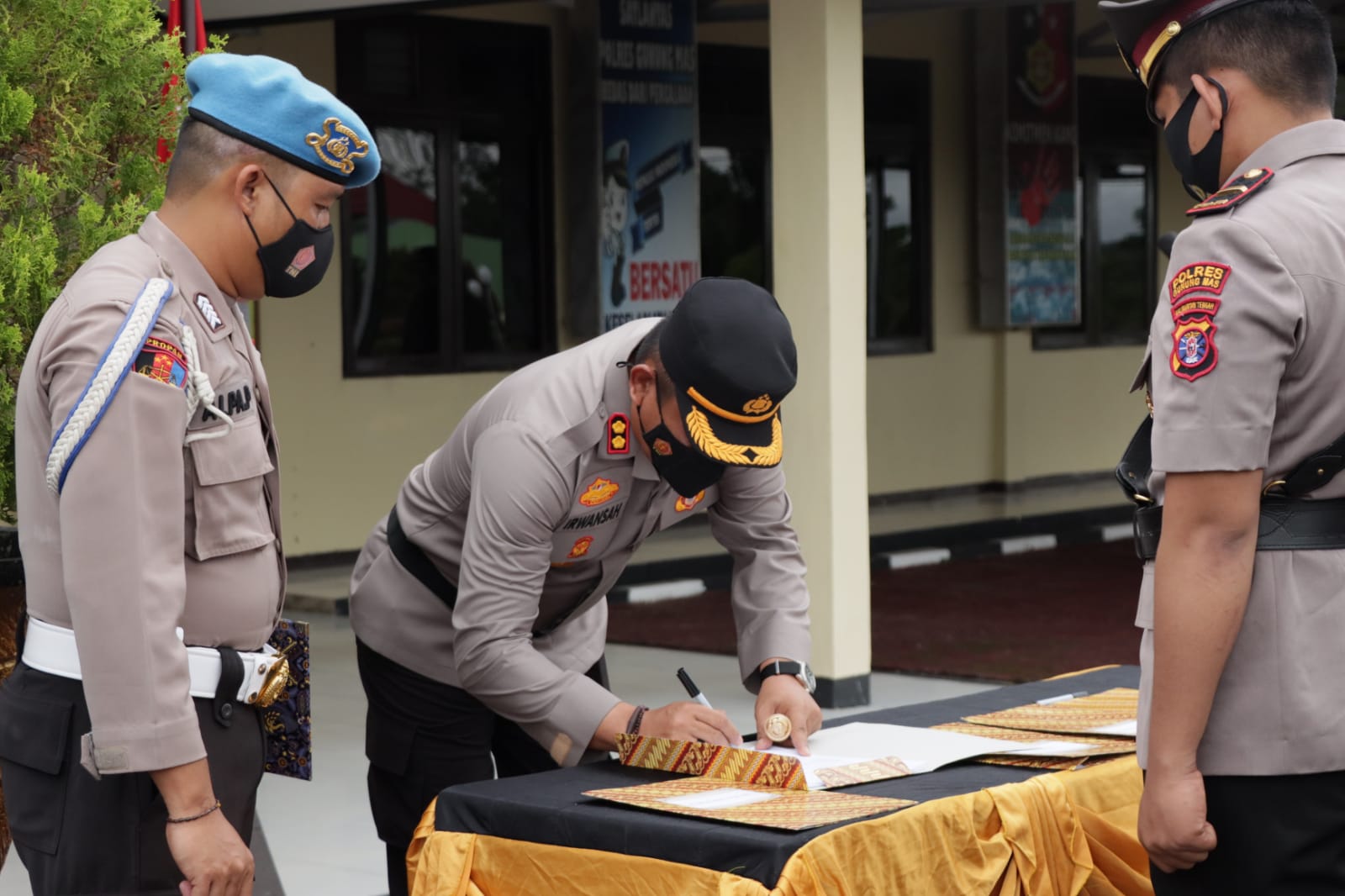 Upacara serah terima jabatan (Sertijab) Wakapolres, Kasat Intel, Kapolsek Kurun, Kapolsek Tewah dan Kapolsek Manuhing, di lapangan apel Mapolres Gunung Mas (Gumas), Senin (21/2/2022)