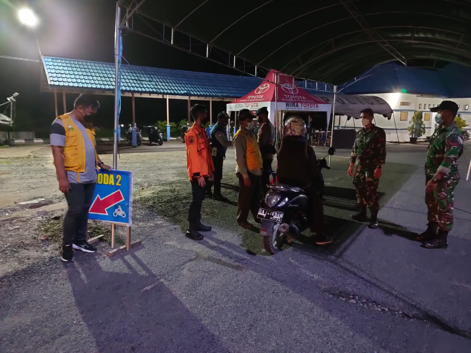 Personil gabungan di posko penyekatan saat memeriksa pengendara yang ingin masuk Kapuas