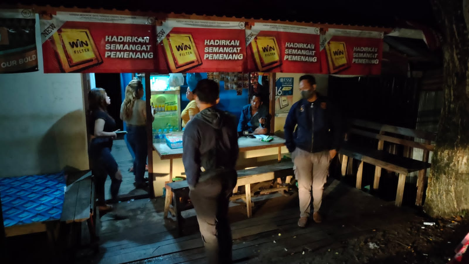 Personil Satnarkoba melakukan giat di warung remang-remang yang ada di wilayah Kapuas Hilir