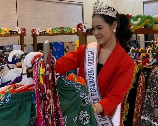 Kontestan Putri Indonesia Kalteng Stella Bella saat mengunjungi Galeri CBS