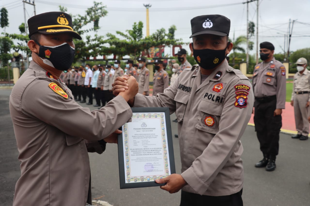 Wakapolres Kapuas saat memberikan penghargaan kepada anggota Polres Kapuas