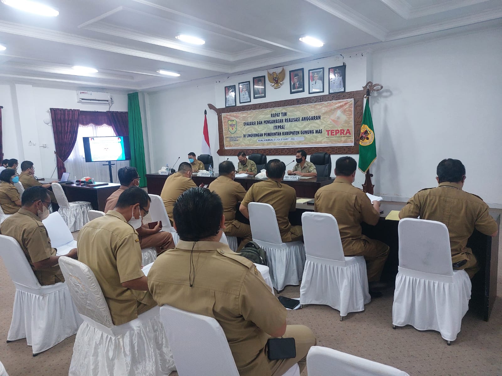 Pelaksanaan rapat TEPRA di ruang rapat lantai 1 kantor Bupati Gunung Mas, Selasa (8/3/2021)