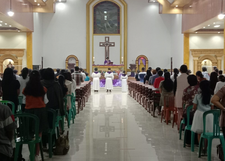 Perayaan Ekaristi atau Misa Rabu Abu yang digelar pukul 17.00 Wib di Gereja Paroki St Mikael Tamiang Layang, Rabu (2/3/2022)