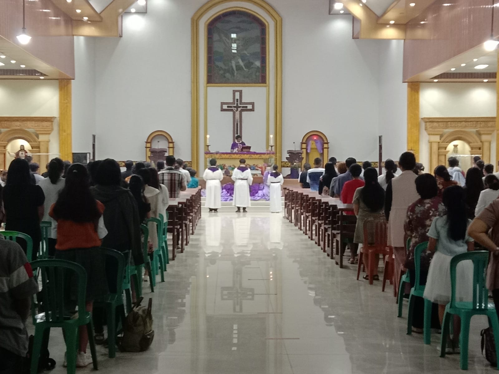 Perayaan Ekaristi atau Misa Rabu Abu yang digelar pukul 17.00 Wib di Gereja Paroki St Mikael Tamiang Layang, Rabu (2/3/2022)