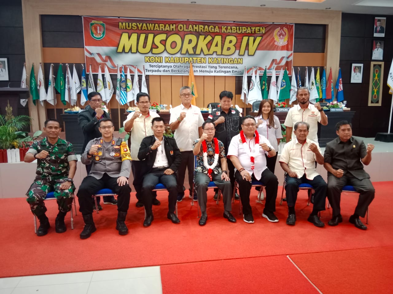 Bupati Katingan Sakariyas foto bersama Forkopimda, usai pembukaan Musorkab IV KONI Kabupaten Katingan, Kamis pagi (10/3/2022), di aula Kantor Bappelitbang Kabupaten Katingan