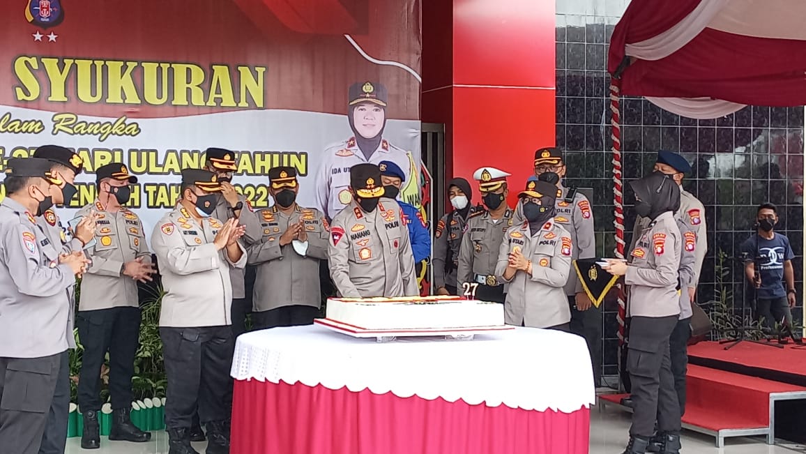 Kapolda Kalteng Irjen Pol Nanang Avianto didampingi Wakapolda Brigjen Pol Ida Oetari Poernamasasi ketika melakukan prosesi potong tumpeng