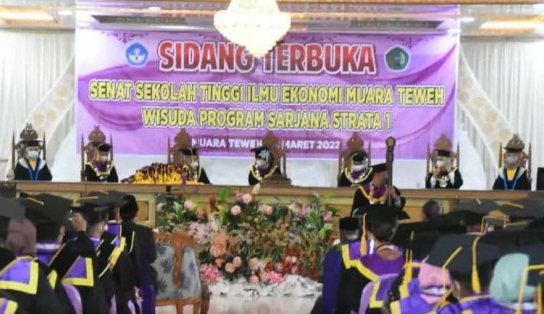 Wisuda Sekolah Tinggi Ilmu Ekonomi (STIE) Muara Teweh sekaligus merayakan Dies Natalies ke 24, di Aula Barakati Jl. Pramuka Kota Muara Teweh, Rabu (2/3/2022)