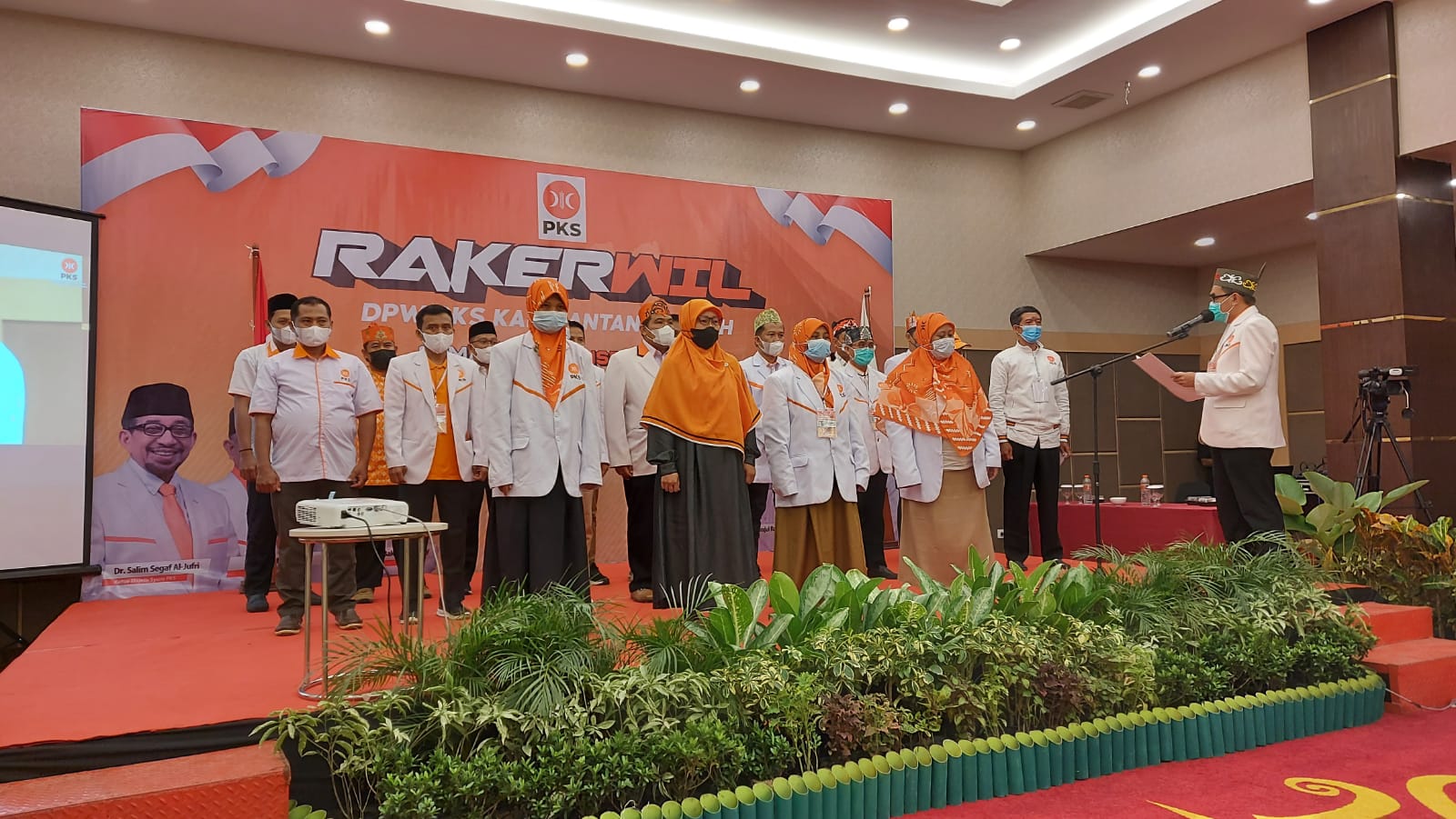 Pembukaan Rapat Kerja Wilayah (Rakerwil) Partai Keadilan Sejahtera (PKS) Provinsi Kalimantan Tengah dilakukan secara Hybrid baik offline di Ballroom Hotel Best Western Batang Garing, Kota Palangka Raya sementara yang online melalui Zoom Meeting dan Channel PKS TV Kalteng, Sabtu (5/3/2022)