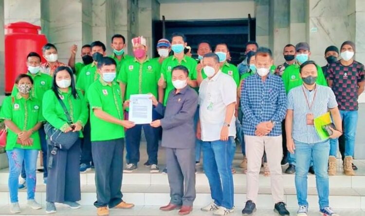 Penyerahan pernyataan sikap oleh perwakilan buruh ke Ketua DPRD Kalteng 750x445