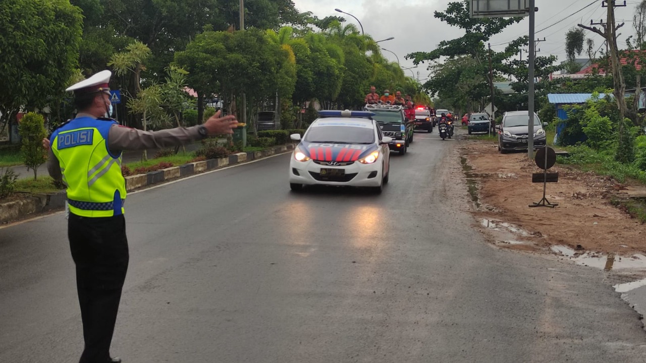 Anggota Lantas melakukan pengawalan kegiatan Mamapas Lewu