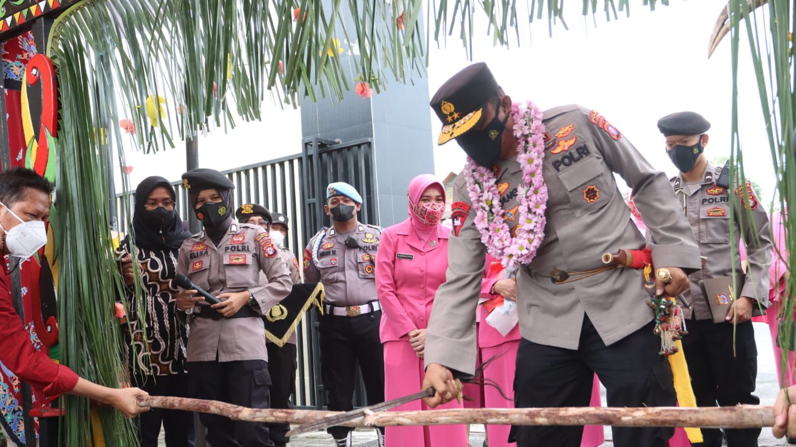 Kapolda Irjen Pol Nanang Avianto melakukan prosesi adat potong pantan di Polresta Palangka Raya