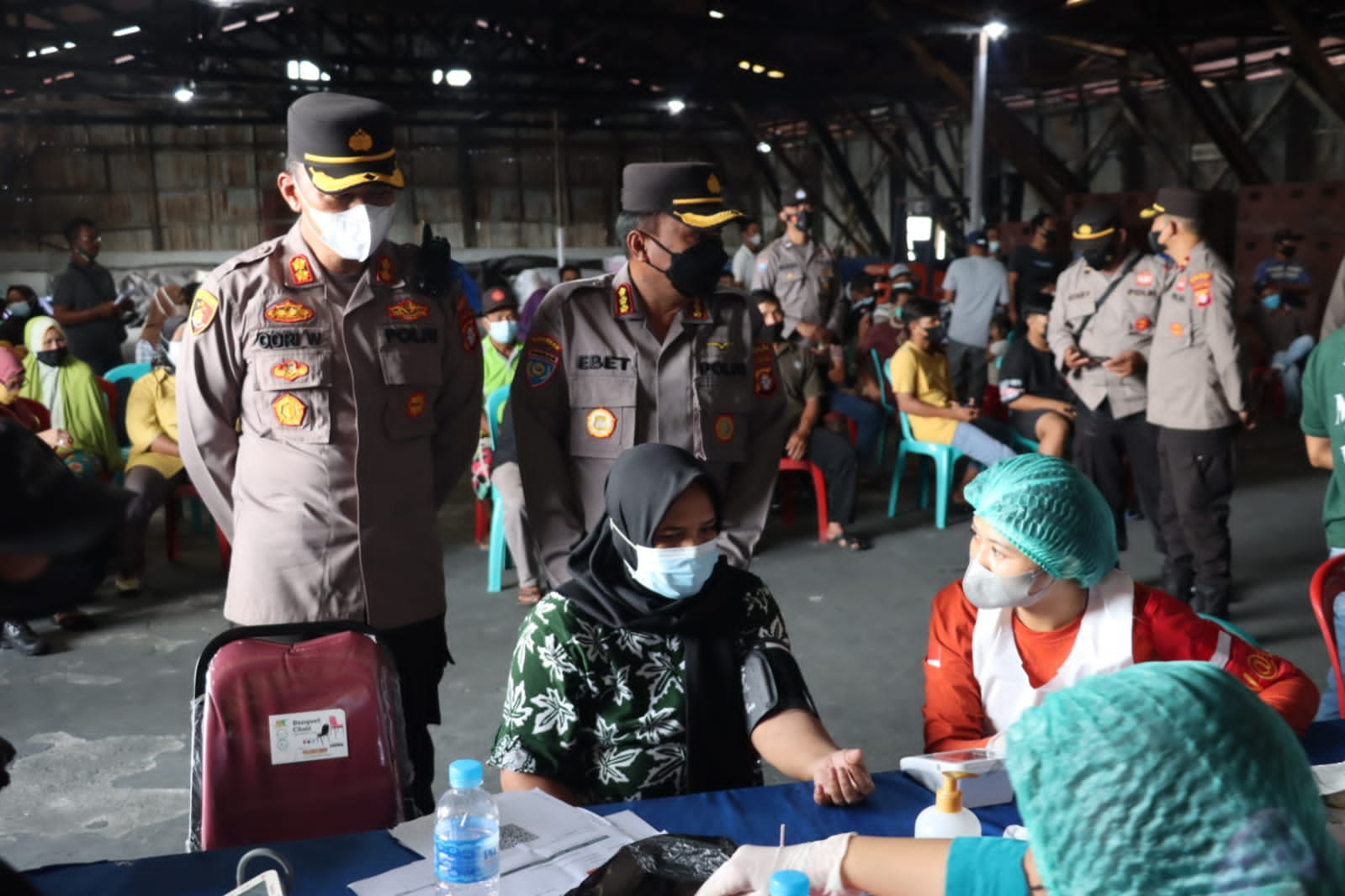 Kapolres Kapuas saat mendampingi Pamatwil Polda Kalteng Wilayah Kapuas Kombes Pol Ebet Gurnardar mengecek kegiatan vaksinasi