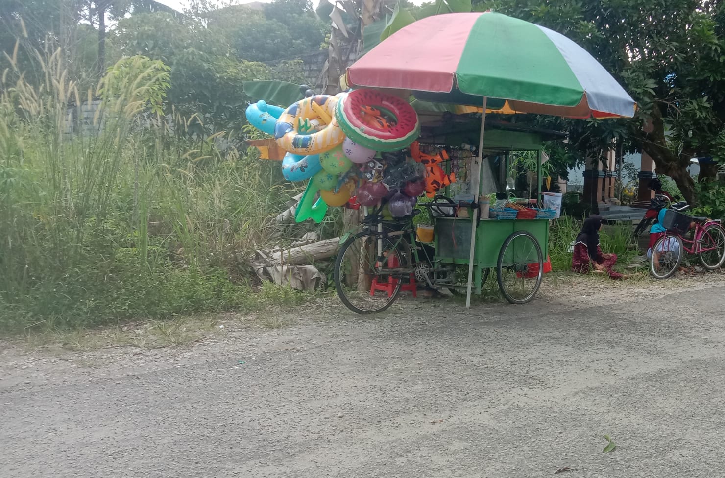 Salah satu penjual pentol yang secara terbuka menjual dagangannnya di tempat umum di salah satu kawasan sekolah di Kasongan