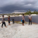 Anggota Polsek Timpah bersama warga berada di lokasi tenggelamnya remaja Desa Arut