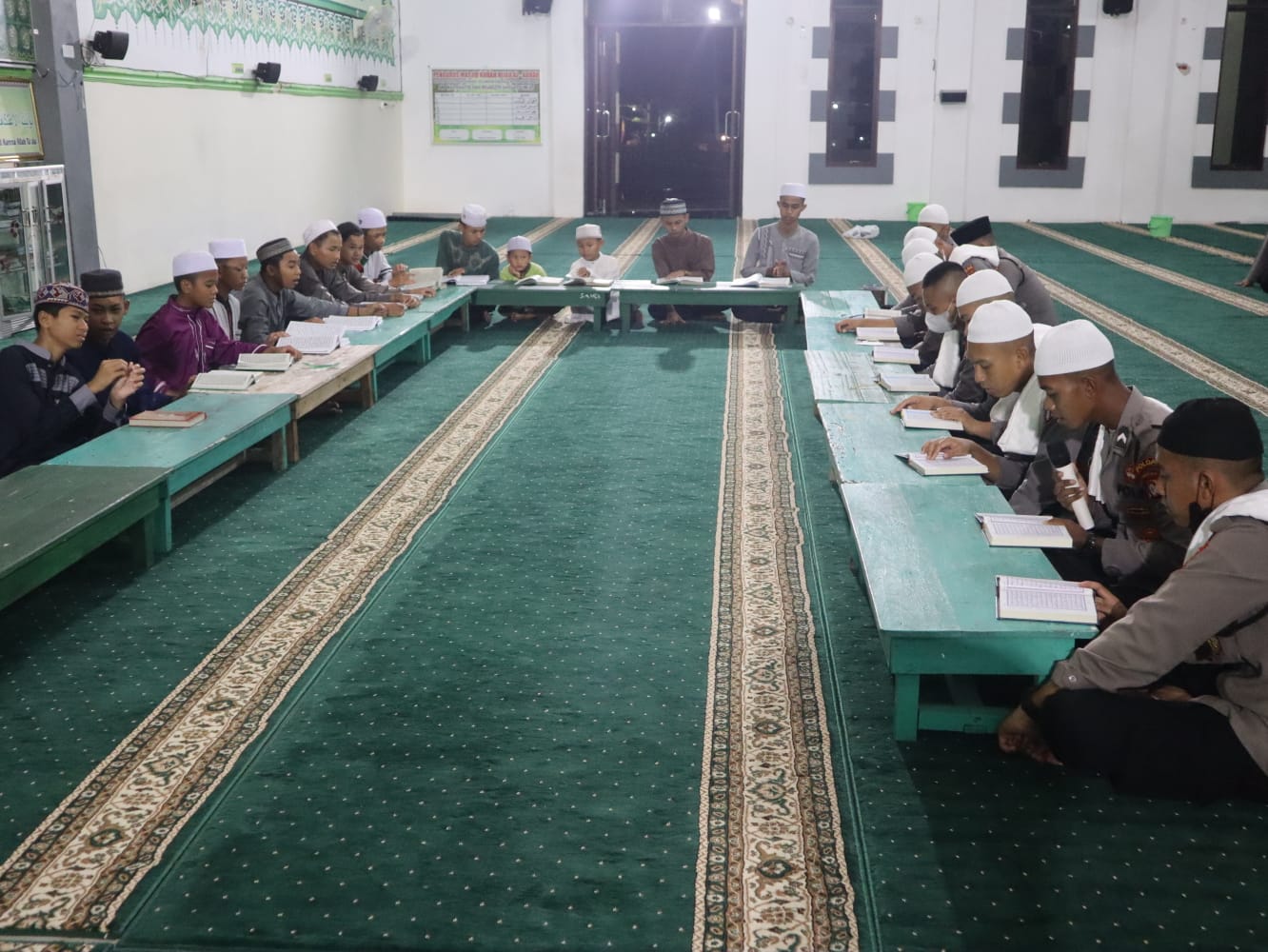 Tim sambang Gergaji Bang Dita melaksanakan tadarus di salah satu masjid 