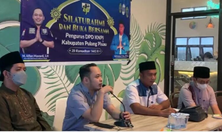 Ketua DPD KNPI Kalteng Muhammad Alfian Mawardi tengah saat mengunjungi DPD KNPI Pulang Pisau. Ist 750x445