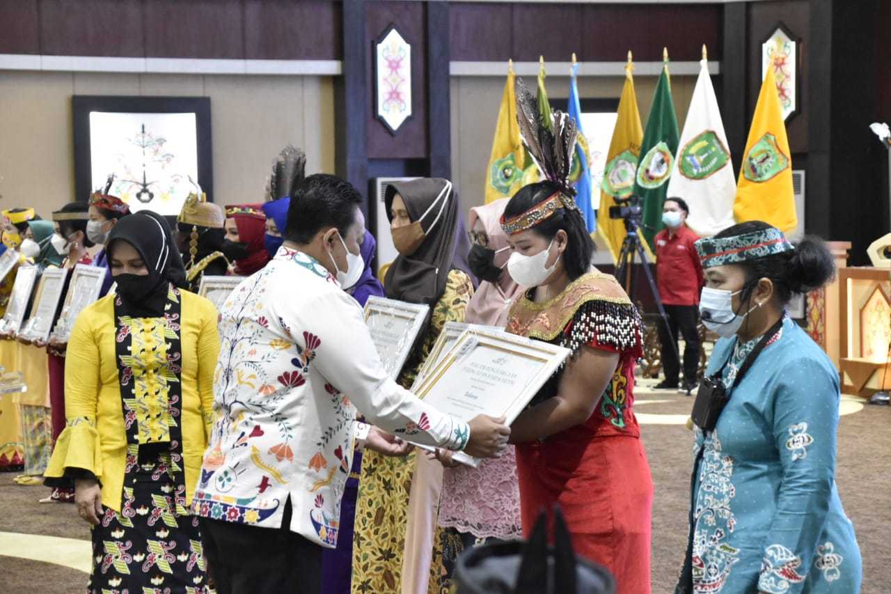 Wakil Gubernur H. Edy Pratowo saat memberikan penghargaan bagi perempuan-perempuan di Kalteng