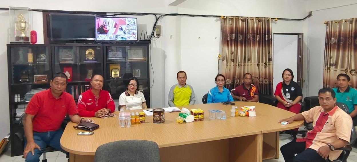 Kepala Dinas Pendidikan dan Kebudayaan Murung Raya saat melaksanakan rapat bersama Korwil Kecamatan Seribu Riam guna membahas tindakan yang diambil tehadap tenaga pendidik yang tidak aktif mengajar