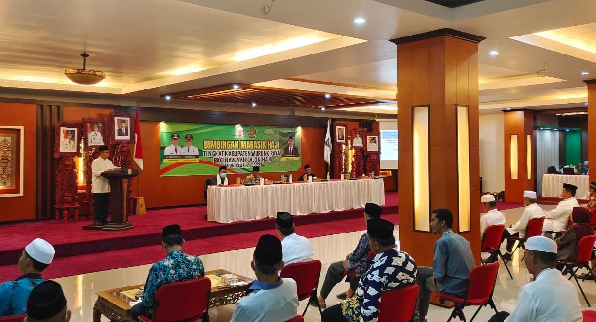 Wakil Bupati Murung Raya, Rejikinoor saat membuka pelaksanaan bimbingan manasik haji tahun 2022