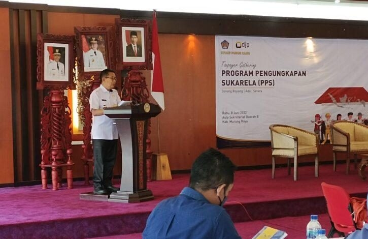 Wakil Bupati Murung Raya Rejikinoor saat menyampaikan sambutannya pada acara Taxpayer Gathering dan Sosialisasi Program Pengungkapan Sukarela (PPS) di aula B kantor Bupati, Rabu (8/6/2022)