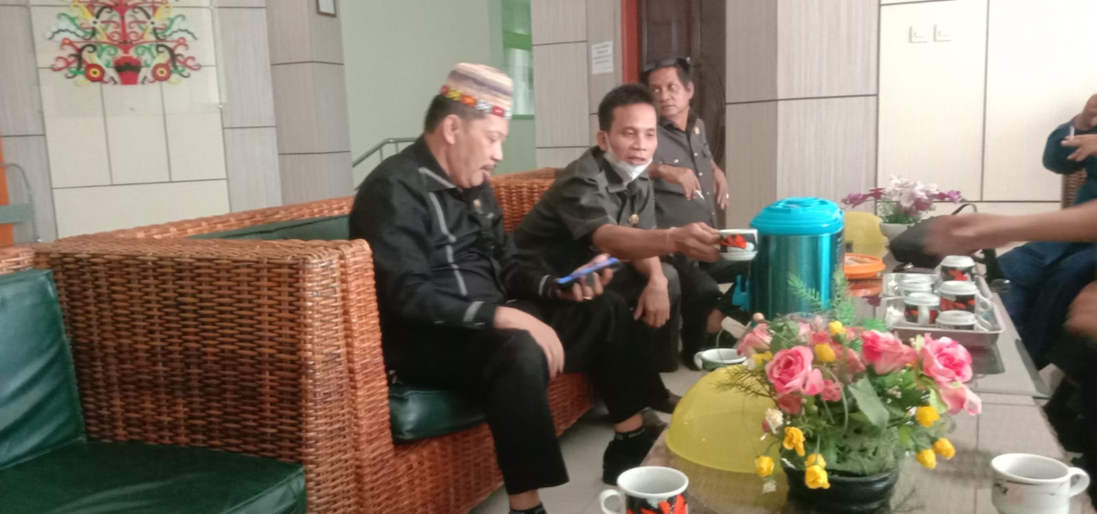 Sugianto bersama anggota DPRD Katingan lainnya, saat menunggu jadwal paripurna, di ruang loby belum lama ini