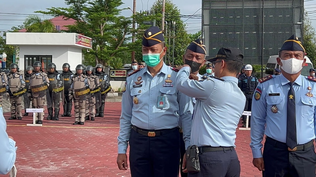 Kadivpas Danang Yudiawan ketika menyematkan pita merah putih