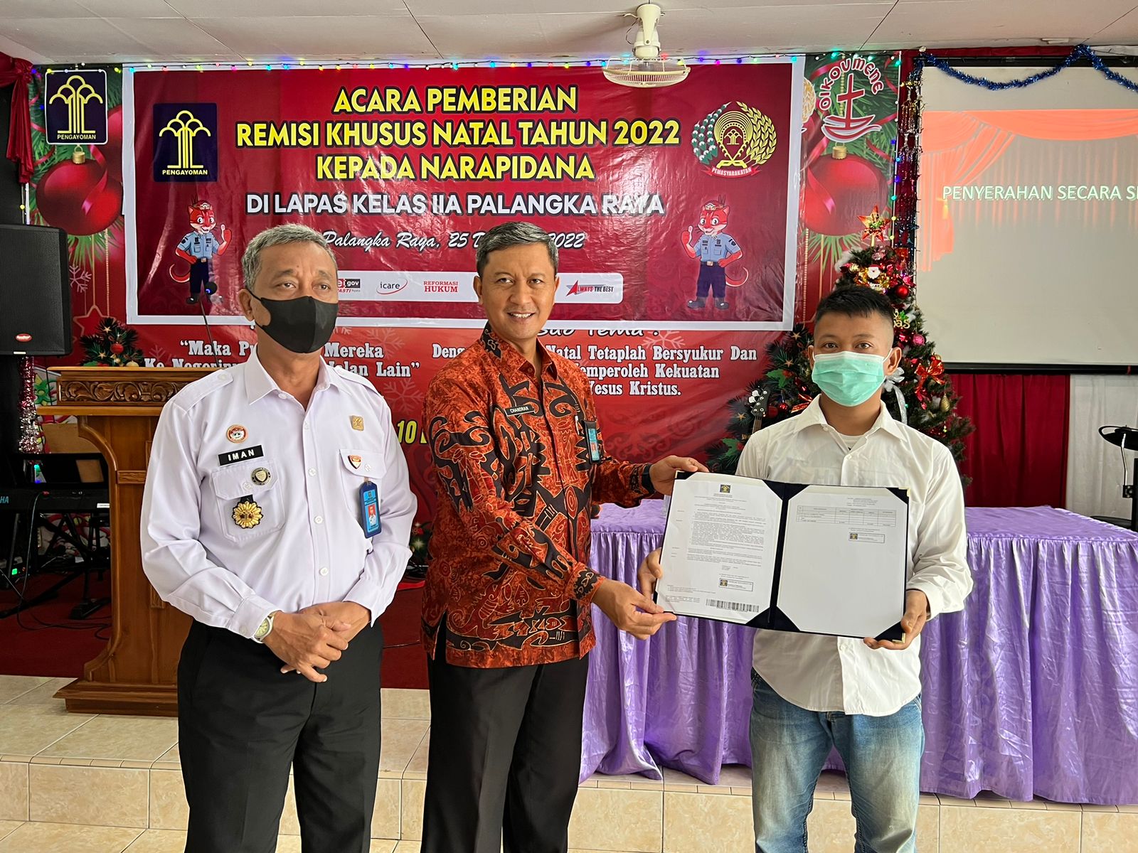 Kalapas Palangka Raya, Chandran Lestyono ketika memberikan SK remisi kepada salah satu narapidana