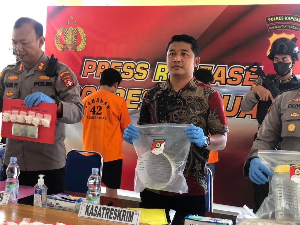 Kasat reskrim saat mendampingi kapolres Kapuas pada kegiatan rilis pengungkapan kasus