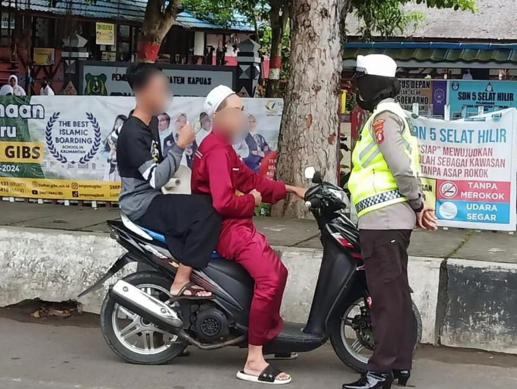 Personel satlantas Polres Kapuas saat menegur pengendara yang tidak menggunakan helm