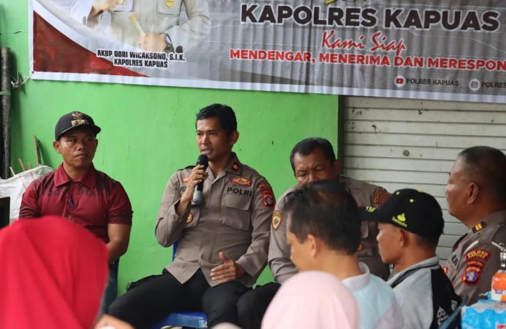 Kabagops Polres Kapuas menyampaikan beberapa pesan dalam kegiatan jumat curhat