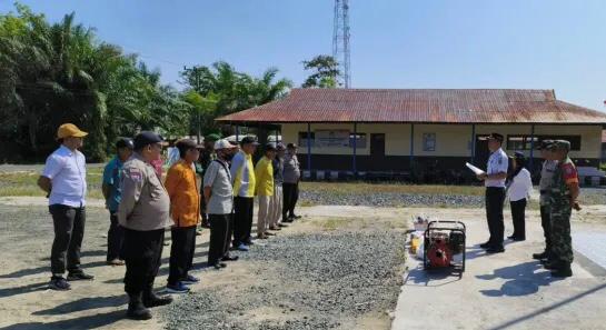 Camat Mantangai saat memberikan arahan