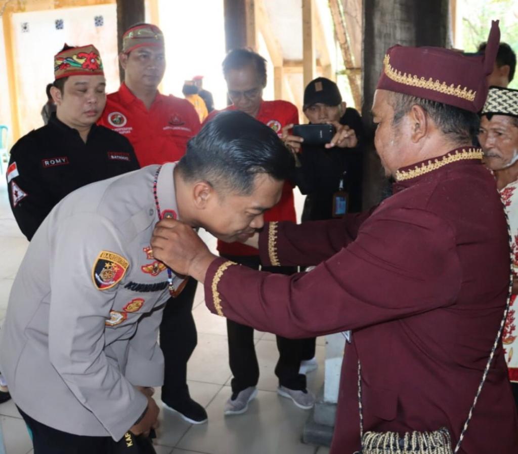 Kapolres kapuas saat menerima pengalungan