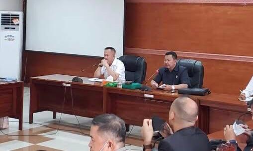 dr Rosihan Anwar, Anggota DPRD Kapuas (tengah baju hitam) saat memimpin rapat beberapa waktu yang lalu