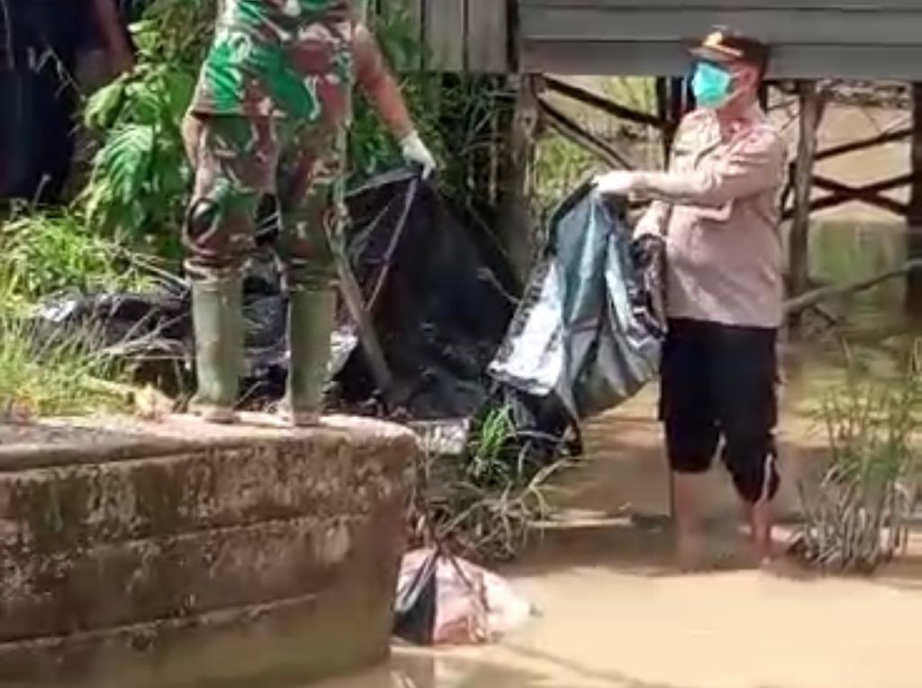 mengevakuasi korban