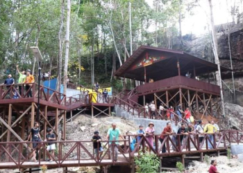 Fasilitas gazebo yang bisa disewa oleh pengunjung ketika berwisata di objek wisata Air Terjun Batu Mahasur, belum lama ini.
