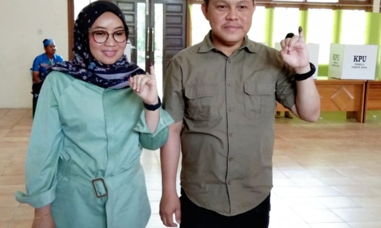 Dukung Pemimpin RI Terbaik, Pj Bupati Dan Istri Nyoblos Di Barsel ...