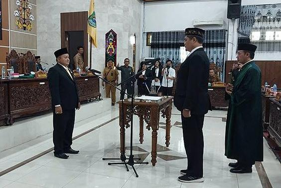 Ketua DPRD Kapuas mengambil sumpah dalam pelantikan salah satu anggota DPRD Kapuas