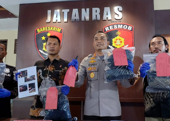 Kapolresta Palangka Raya Kombes Pol Budi Santosa menunjukkan barang bukti pengungkapan kasus.