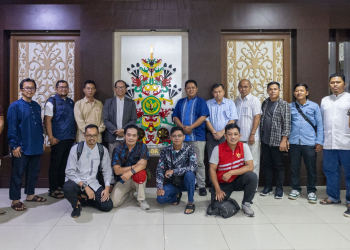 Rektor Universitas Palangka Raya (UPR), Prof. Dr. Ir. Salampak, berfoto bersama awak media