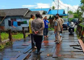 Camat Bataguh bersama Dinas PUPR PKP Kapuas dan instansi terkait melihat lokasi jembatan yang diperbaiki