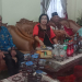 Wakil Bupati Gumas Efrensia LP Umbing bersama keluarga berbincang dengan mantan Ketua DPRD Gumas H Gumer, ketika melakukan kunjungan silaturahmi hari raya idul fitri 1445 hijriah, di Kelurahan Tewah, Rabu (10/4/2024).