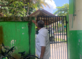 Kepala Sekolah MTSN 2 Palangka Raya, Murjani, ketika menunjukkan tembok yang diduga menjadi akses masuk.