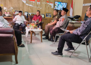 Kajari Kapuas bersama Kasi intel saat berbincang dengan Ketua dan pengurus MUI Kapuas