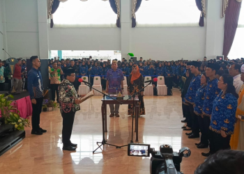 Pj Bupati Kapuas membacakan surat keputusan dalam pelantikan PPPK di Kapuas