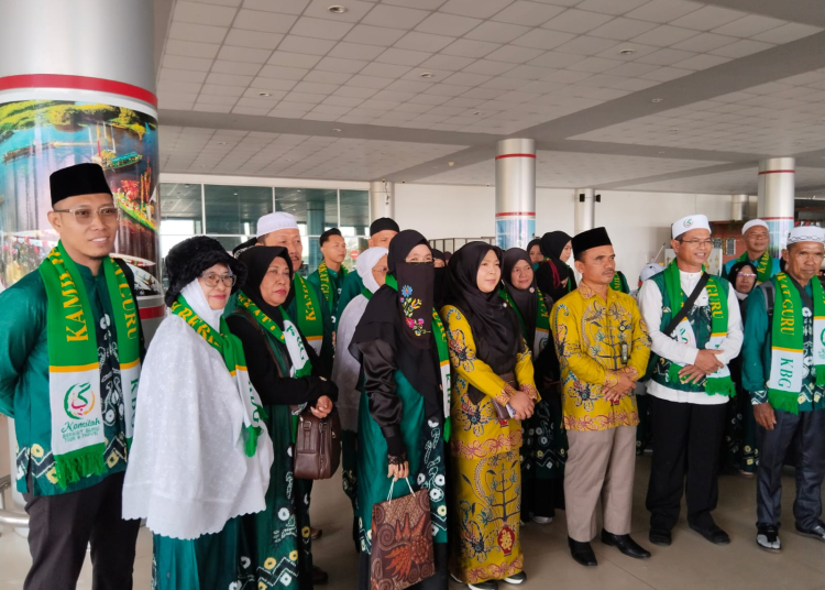 Jemaah PT Kamilah saat bersiap berangkat jalani ibadah umroh di bandara Tjilik Riwut