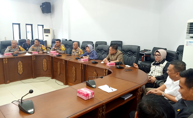 Dalam kegiatan silaturahmi tersebut dihadiri Ketua DPRD Barito Utara Hj Mery Rukaini, Wakil Ketua I DPRD, H Benny Siswanto dan seluruh anggota DPRD Barito Utara, Sekwan Drs Edwin Tuah beserta para Kabag, Kasi dan staf. Sedangkan dari Polres Barito Utara dihadiri langsung Kapolres AKBP Singgih Febianto, WakaPolres, Kabag Ops, Kasat Bimas, Kasar Reskrim dan lainnya.