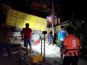 Tim Reaksi Cepat (TRC) Penanggulangan Bencana (PB) Badan Penanggulangan Bencana Daerah (BPBD) Kabupaten Barito Utara membantu evakuasi truk bermuatan batu belah yang terperosok di Jalan Rajawali, belakang SMPN 2 Muara Teweh